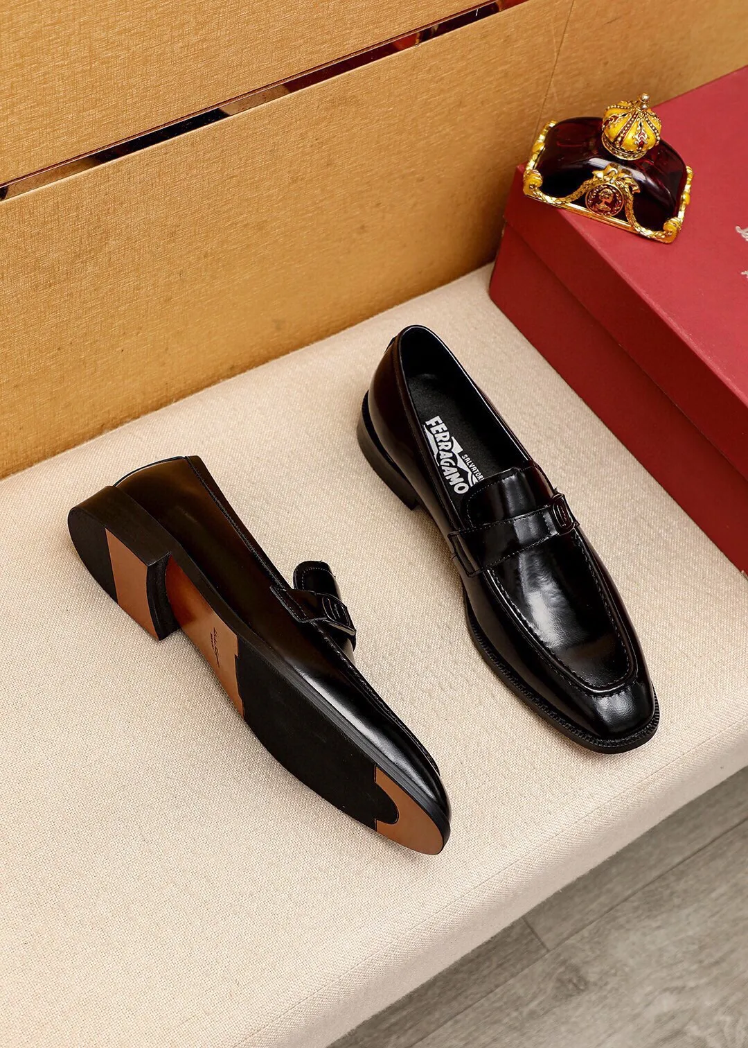 Men's shoes 💰400 💐 Product trademark: Ferragamo "Ferragamo" casual leather shoes Regular size: 39-44 (38.45.46🉑️Customized) Product materials: Selected imported open-edge beaded calfskin upper + classic hardware buckle, imported pig leather lining. Strong three-dimensional visual effect, non-slip and wear-resistant combination outsole Color: 1⃣️color optional